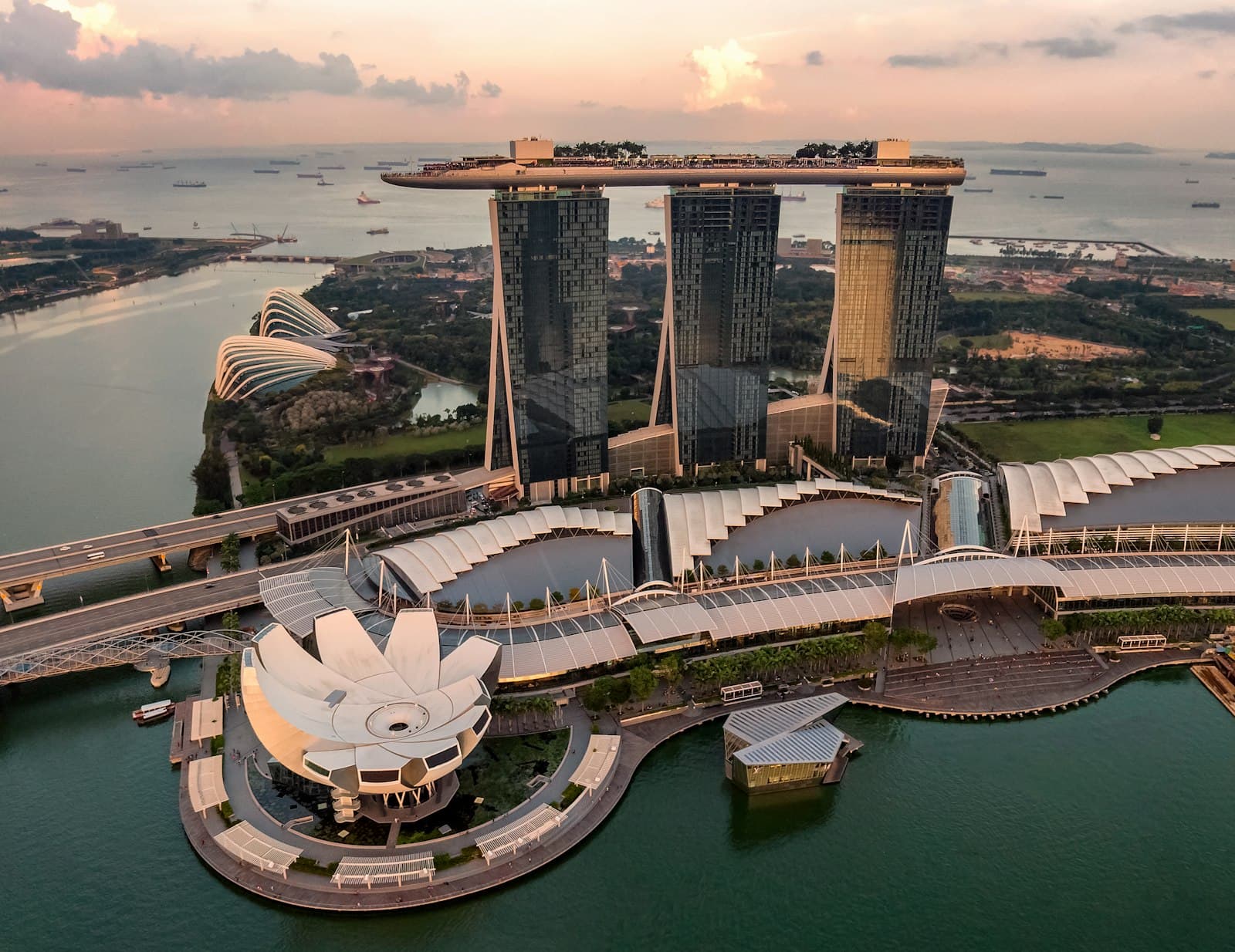 Marina Bay and the Singapore skyline at dusk